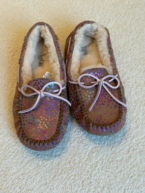 UGG Pink Dakota Kids Slipper with Spots Print girls size 2 leopard print rainbow